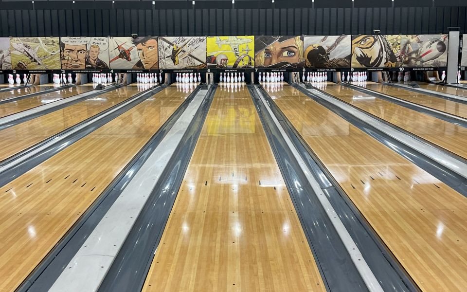 Boules de bowling dans leur rack