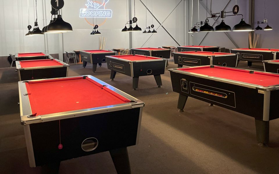 Boules de bowling dans leur rack