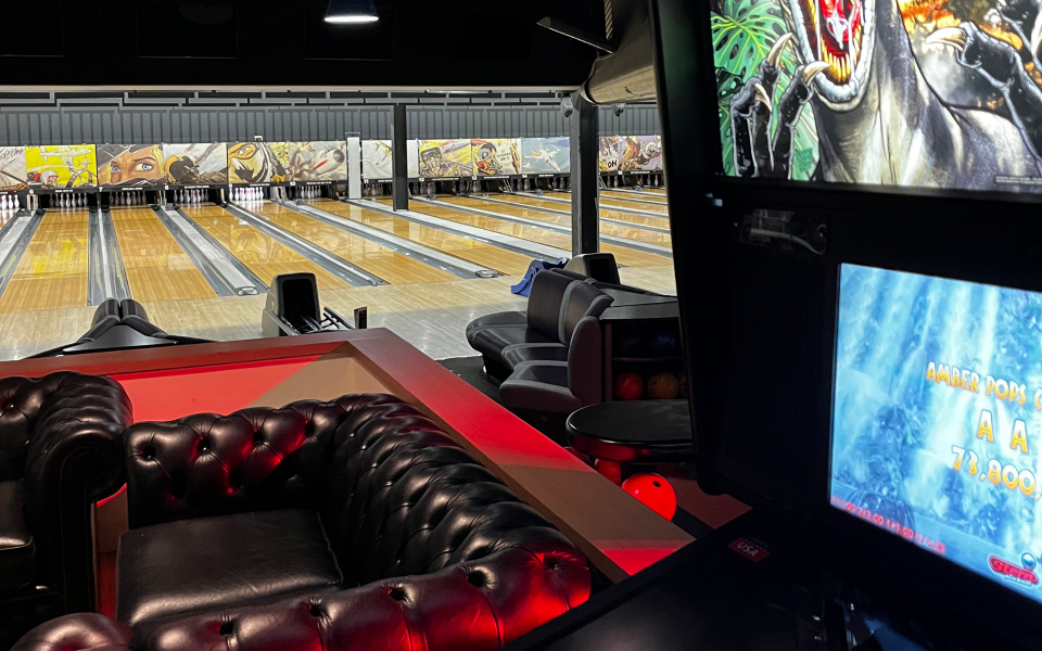 Boules de bowling dans leur rack