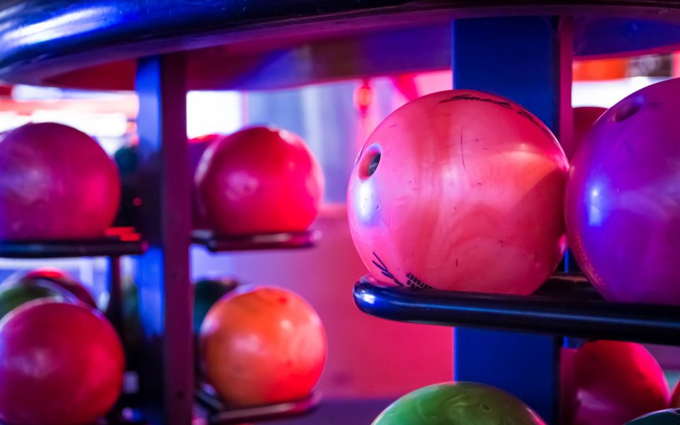 Boules de bowling dans leur rack