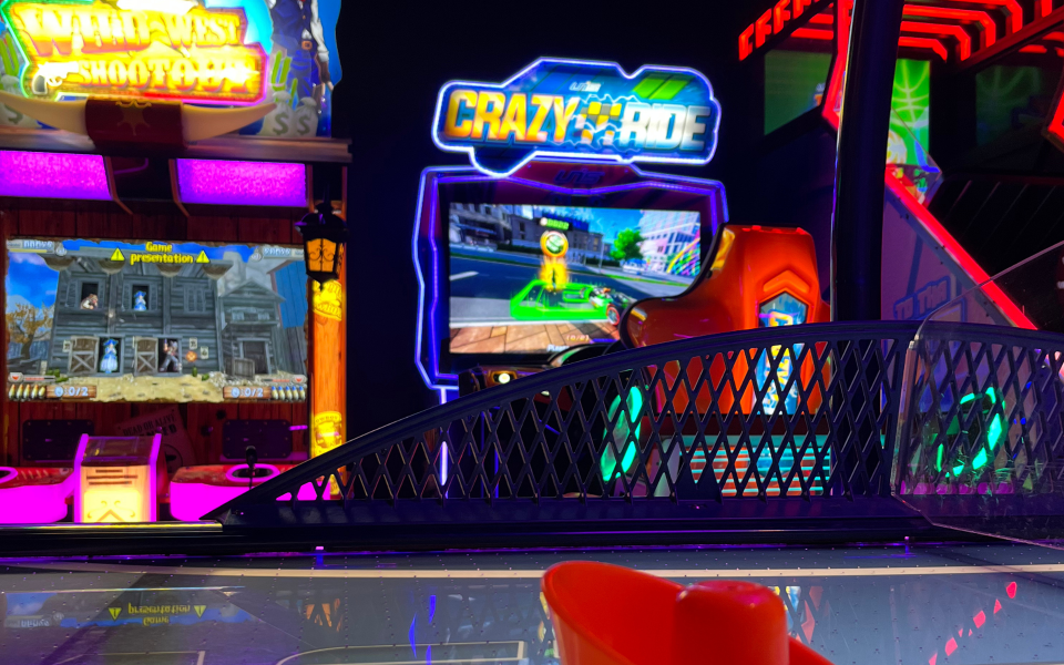 Boules de bowling dans leur rack