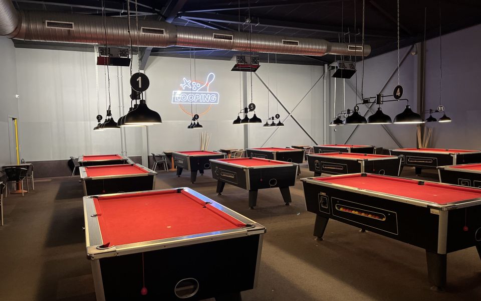 Boules de bowling dans leur rack