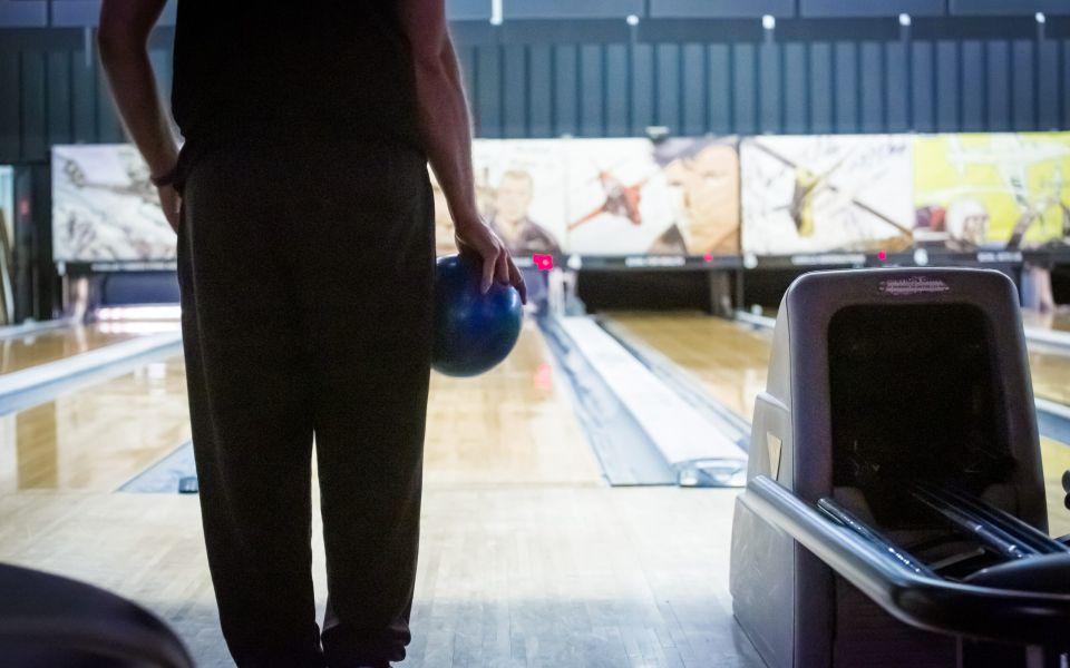 Boules de bowling dans leur rack