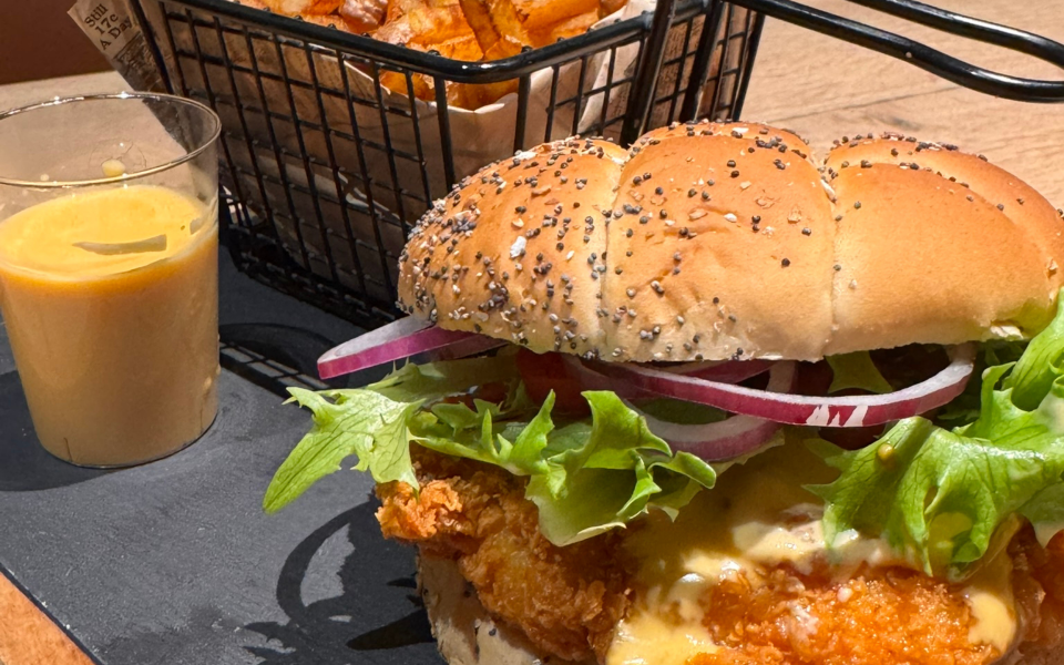 Boules de bowling dans leur rack